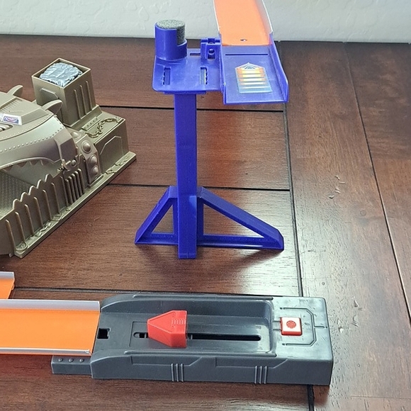 Hot Wheels 2005 Junkyard Dog Attack Track Set - Picture 4 of 7